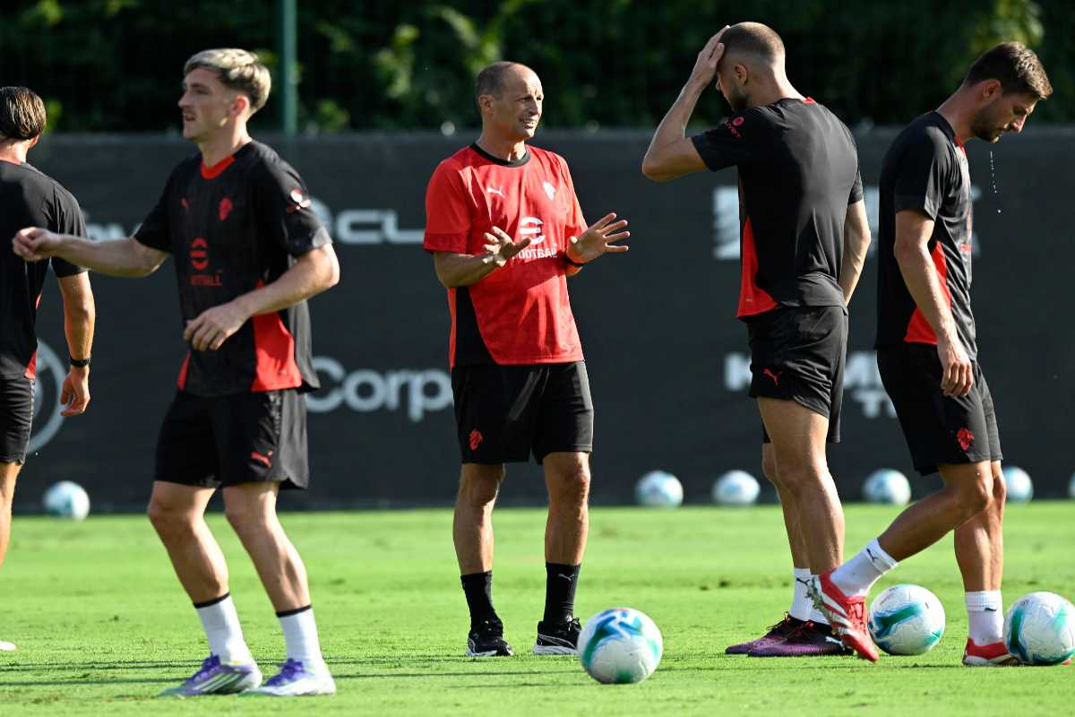 Allegri dirige l'allenamento del Milan