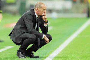 Allegri inginocchiato a bordo campo