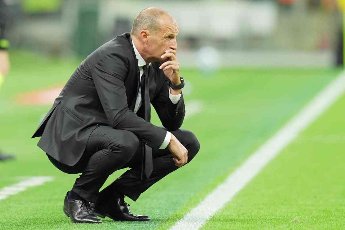 Allegri inginocchiato a bordo campo