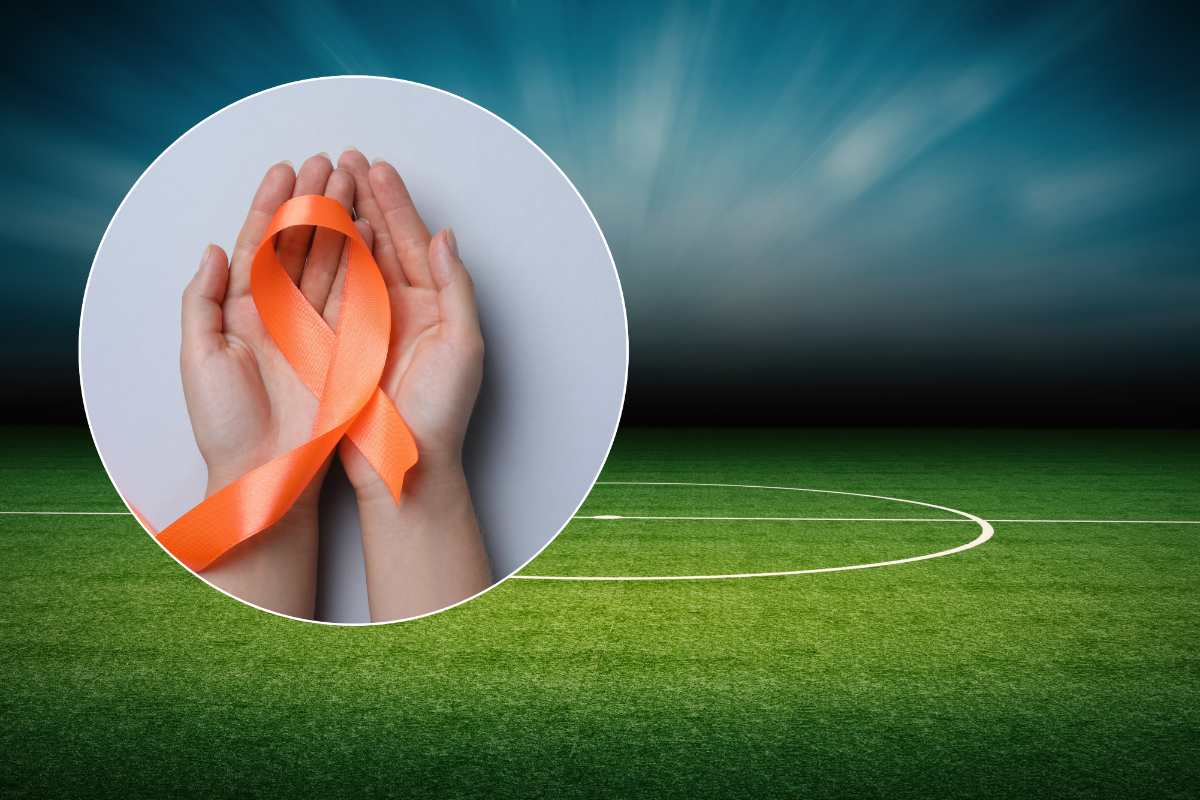 campo da calcio e fiocco per la sla