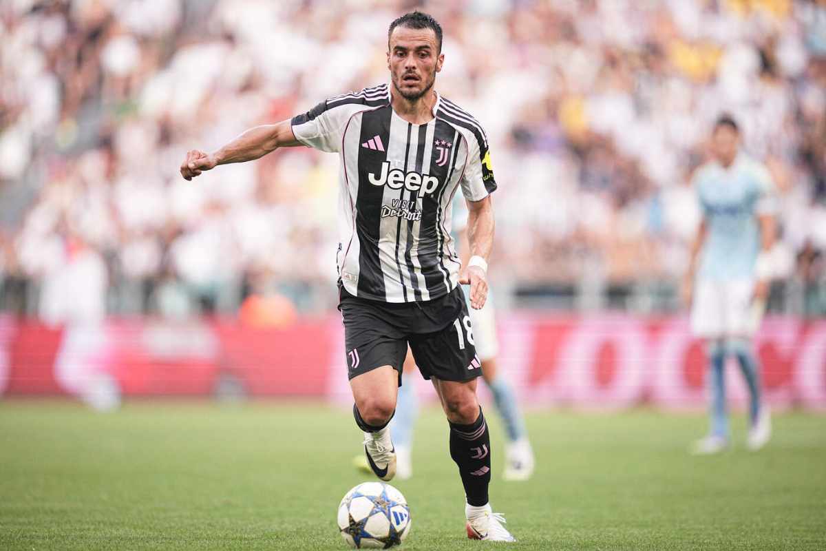 Filip Kostic in campo con la Juve