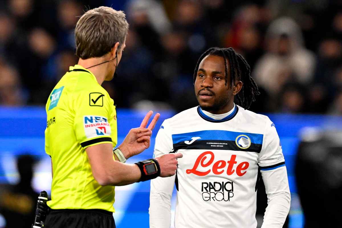 lookman parla con l'arbitro