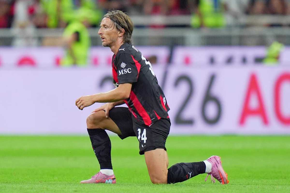 Luka Modric in ginocchio in campo