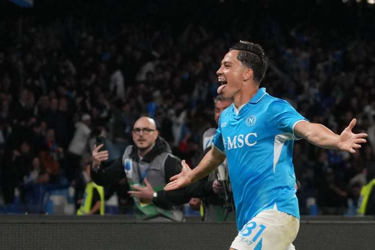 raspadori esulta dopo un gol