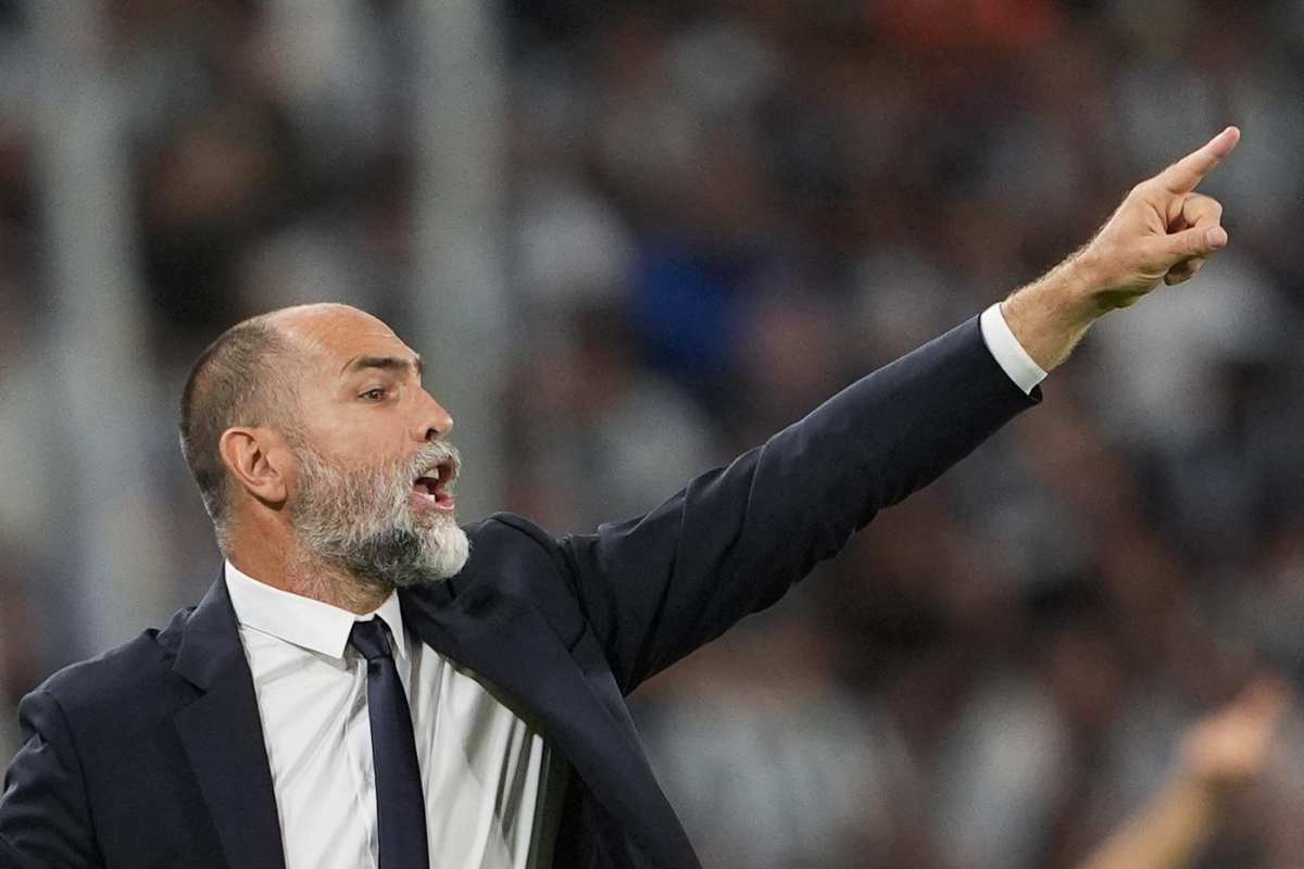Tudor dà indicazioni ai suoi da bordocampo