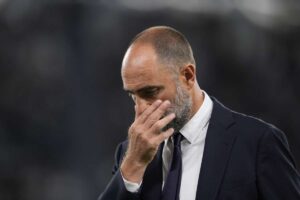 Igor Tudor con una mano sul volto