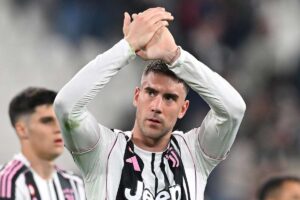 vlahovic applaude in campo con la juventus