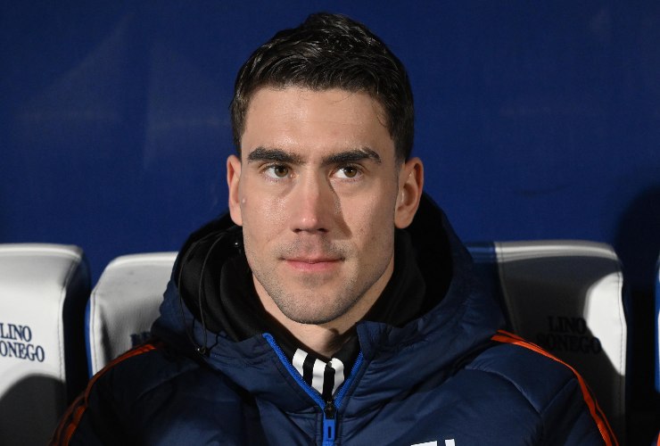 vlahovic in panchina con la juventus 