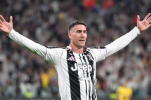 vlahovic esulta a braccia aperte