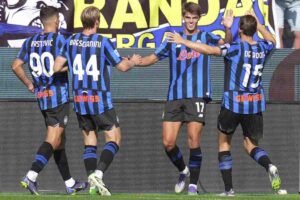 I giocatori dell'Atalanta festeggiano dopo la rete di De Ketelaere