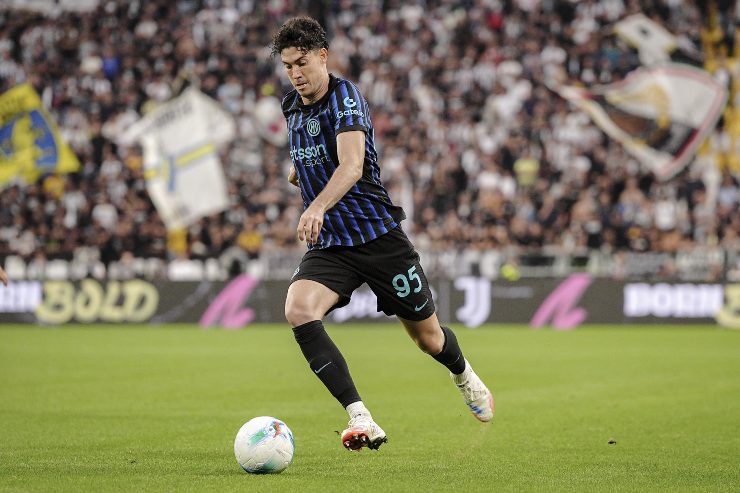 Alessandro Bastoni in azione con la maglia dell'Inter