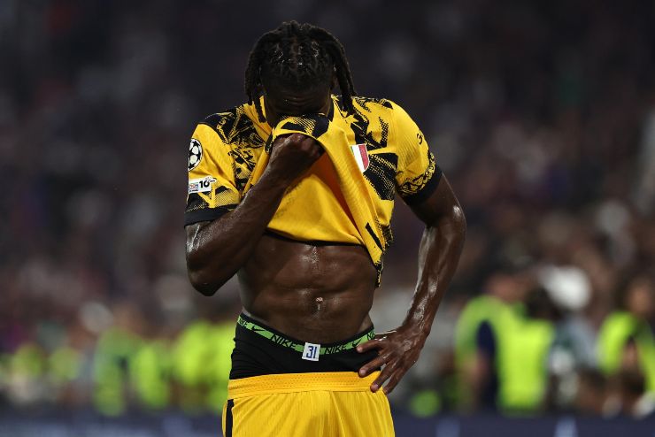 Bisseck si copre gli occhi con la maglietta