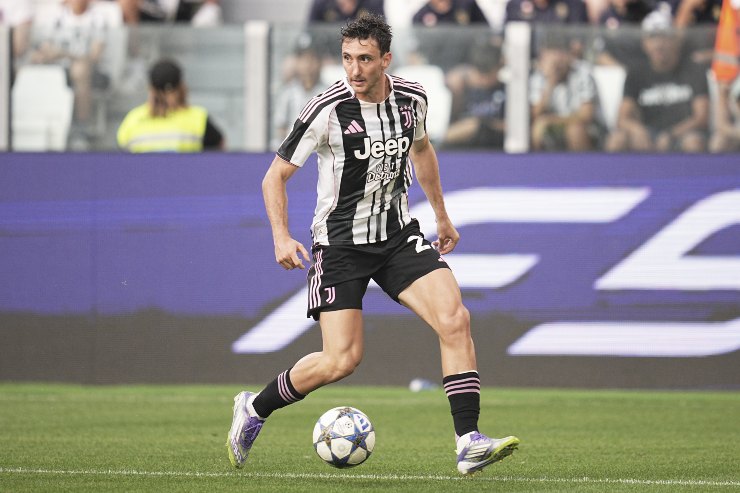 Andrea Cambiaso in azione con la maglia bianconera
