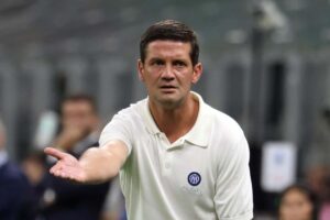 Cristian Chivu dà indicazioni allungando il braccio in avanti