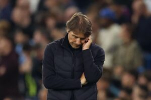 Antonio Conte con le braccia incrociate e lo sguardo verso il basso