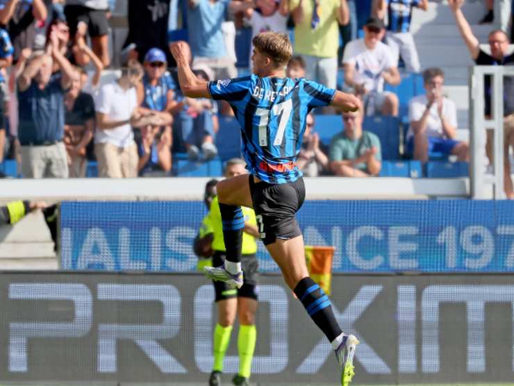 Charles De Ketelaere esulta dopo un gol