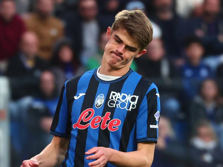 Charles De Ketelaere con la maglia dell'Atalanta
