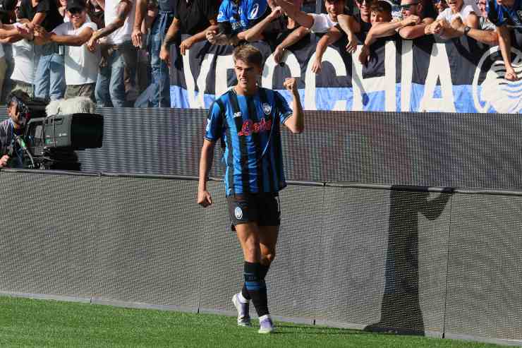 Charles De Ketelaere esulta dopo un gol