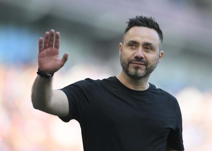 Roberto De Zerbi saluta i tifosi