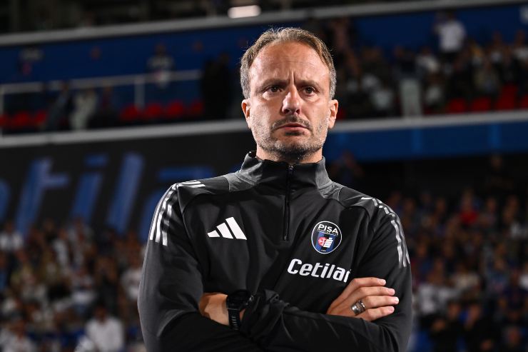 Alberto Gilardino con la tuta del Pisa e le braccia conserte