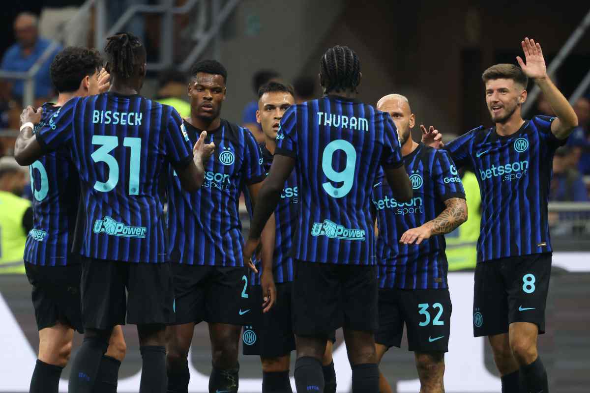 Giocatori Inter esultano dopo un gol