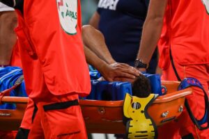 calciatore infortunato in barella