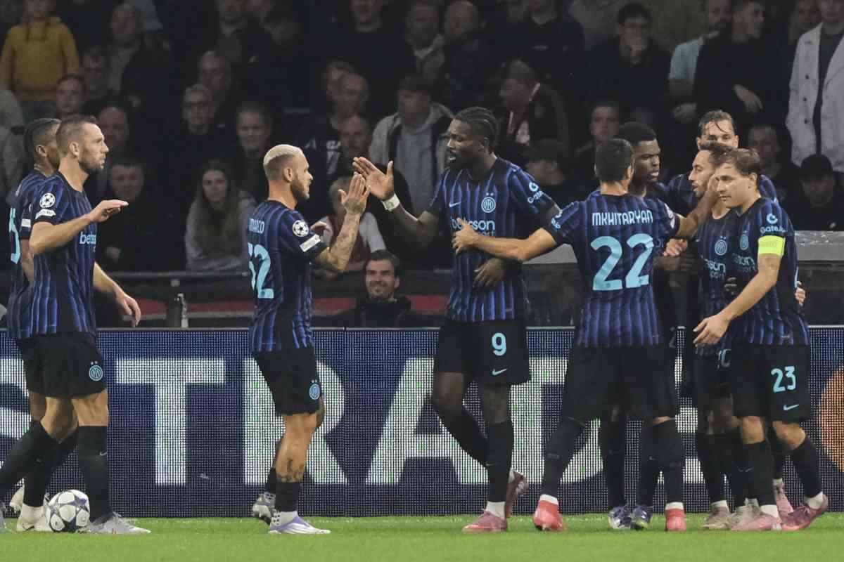 I giocatori dell'Inter festeggiano il gol di Thuram