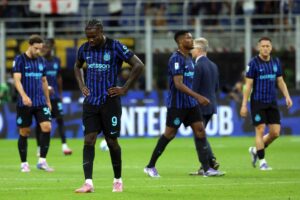 Giocatori dell'Inter a testa bassa dopo una sconfitta