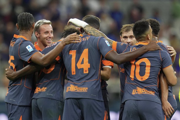 I giocatori dell'Inter festeggiano dopo il gol