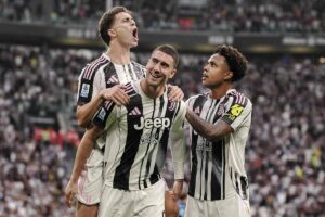 L'esultanza dei giocatori della Juve dopo il gol di Yildiz