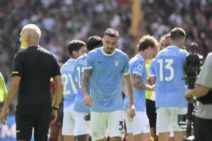 I giocatori della Lazio durante il Derby
