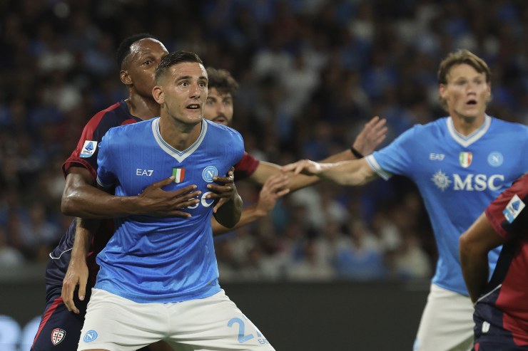 Lorenzo Lucca contro il Cagliari