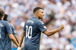 Kylian Mbappé esulta con i compagni di squadra