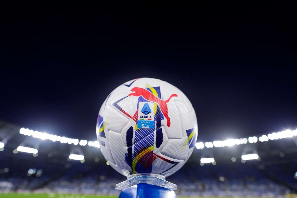 Pallone Serie A su un piedistallo