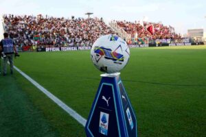 Pallone della Serie A su un piedistallo