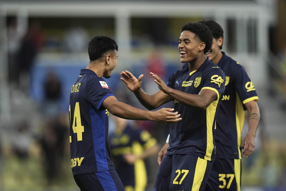 I giocatori del Parma esultano dopo il gol