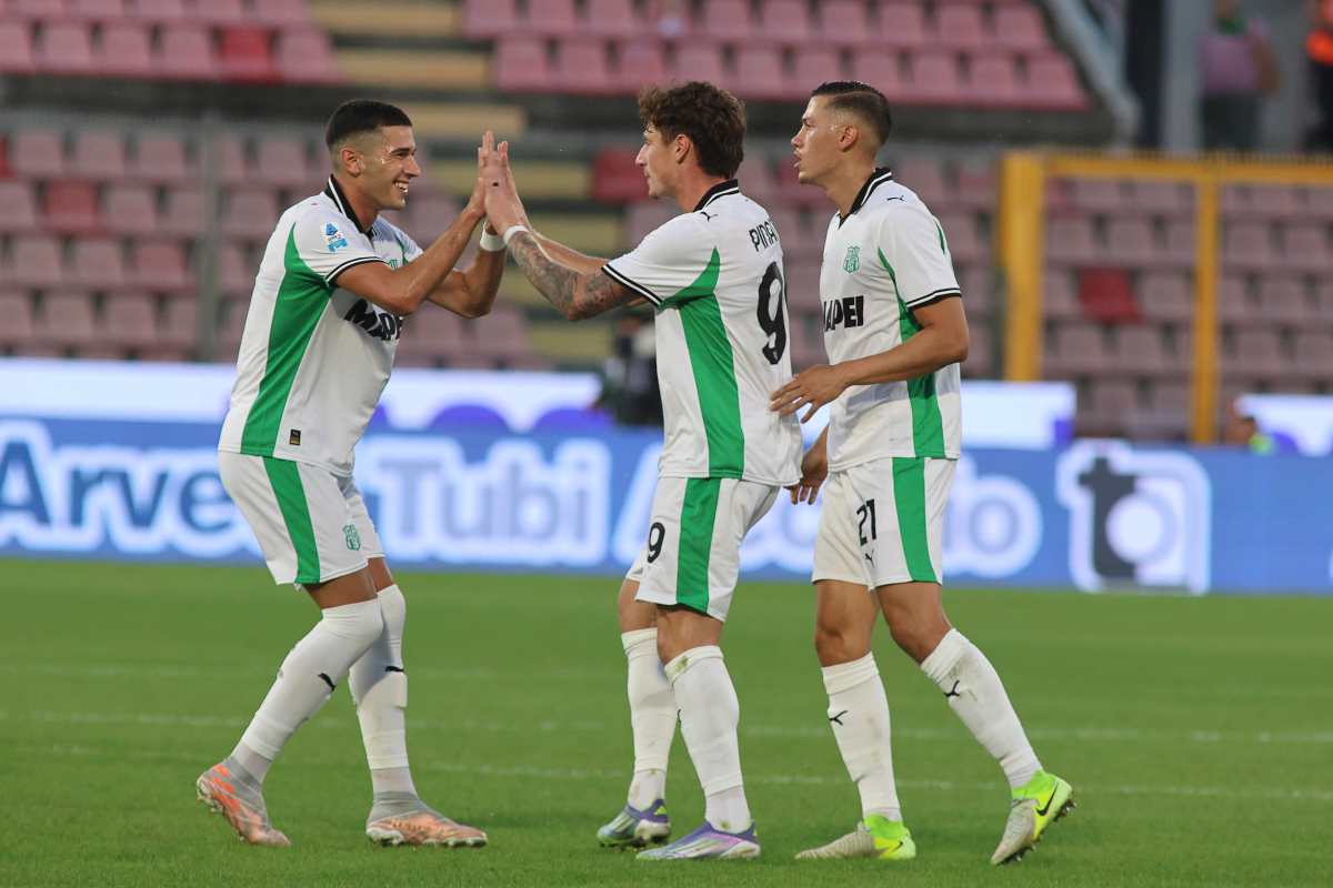 Pinamonti esulta con i suoi compagni dopo un gol