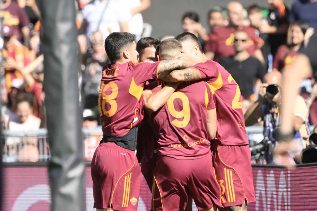 L'esultanza dei giocatori giallorossi dopo il gol