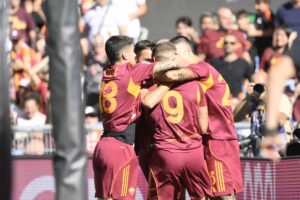 L'esultanza dei giocatori della Roma