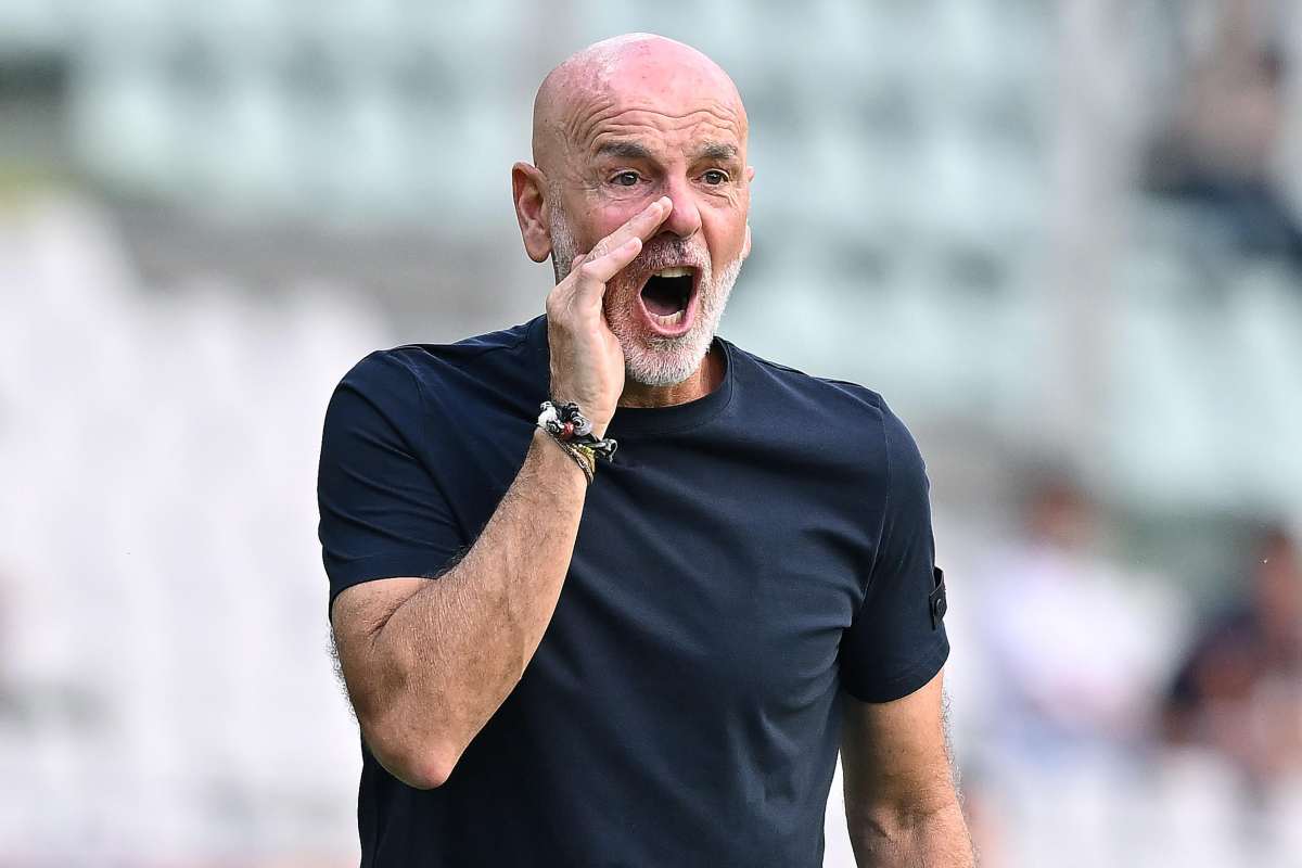 Stefano Pioli urla verso il campo con una mano vicino alla bocca