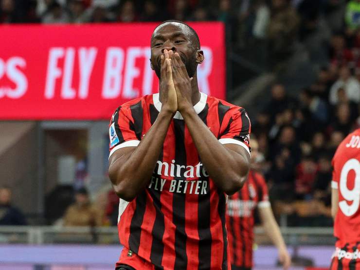 Tomori con le mani sulla bocca