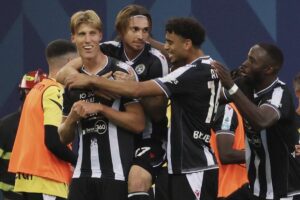 I giocatori dell'Udinese esultano dopo il gol