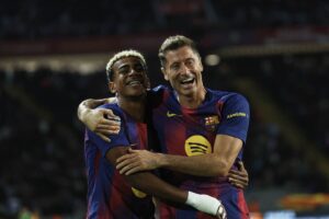 L'abbraccio tra Yamal e Lewandowski