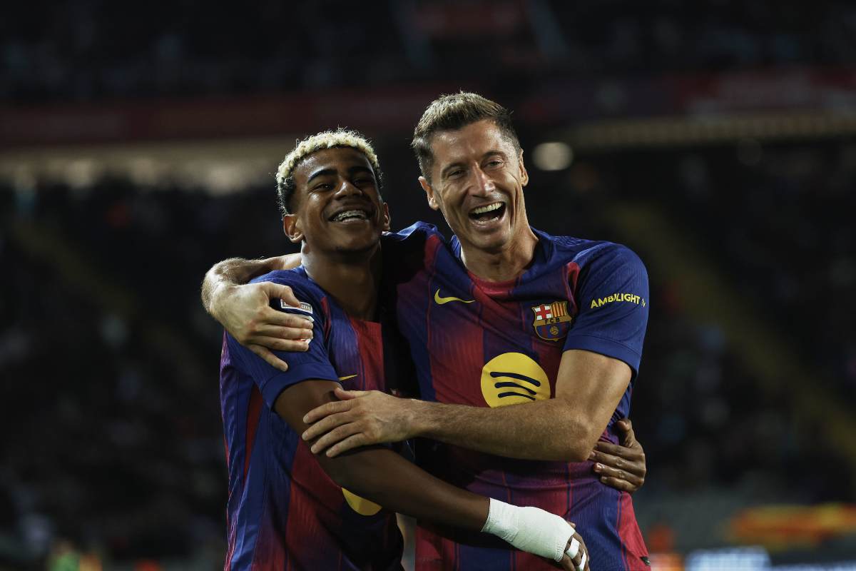 L'abbraccio tra Yamal e Lewandowski