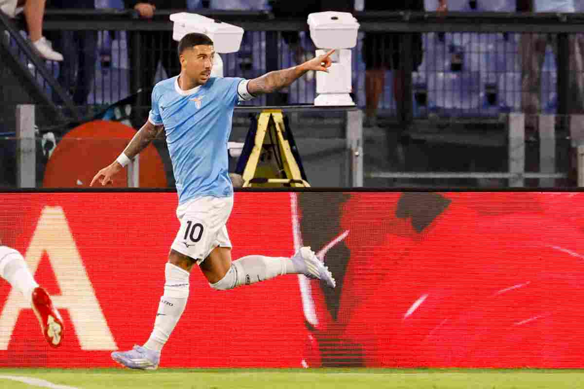 Zaccagni esulta indicando un compagno di squadra