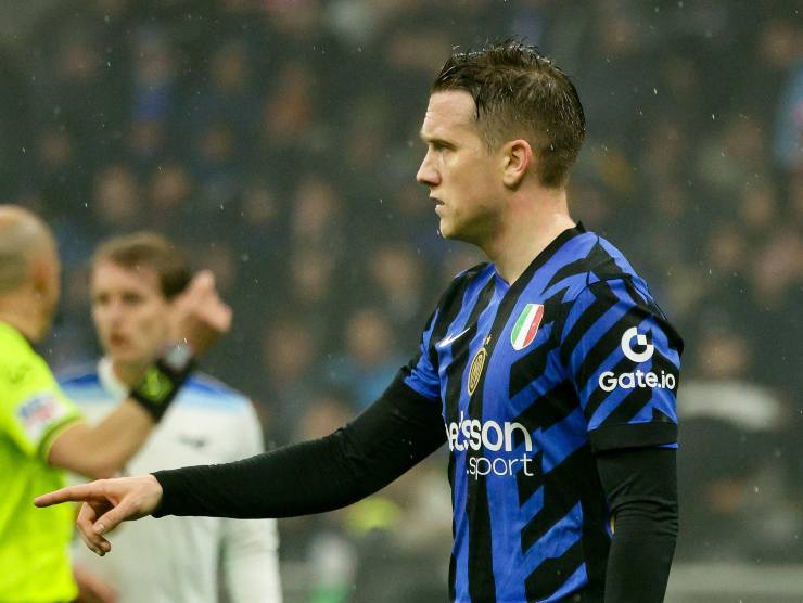 Piotr Zielinski indica qualcuno con il braccio destro