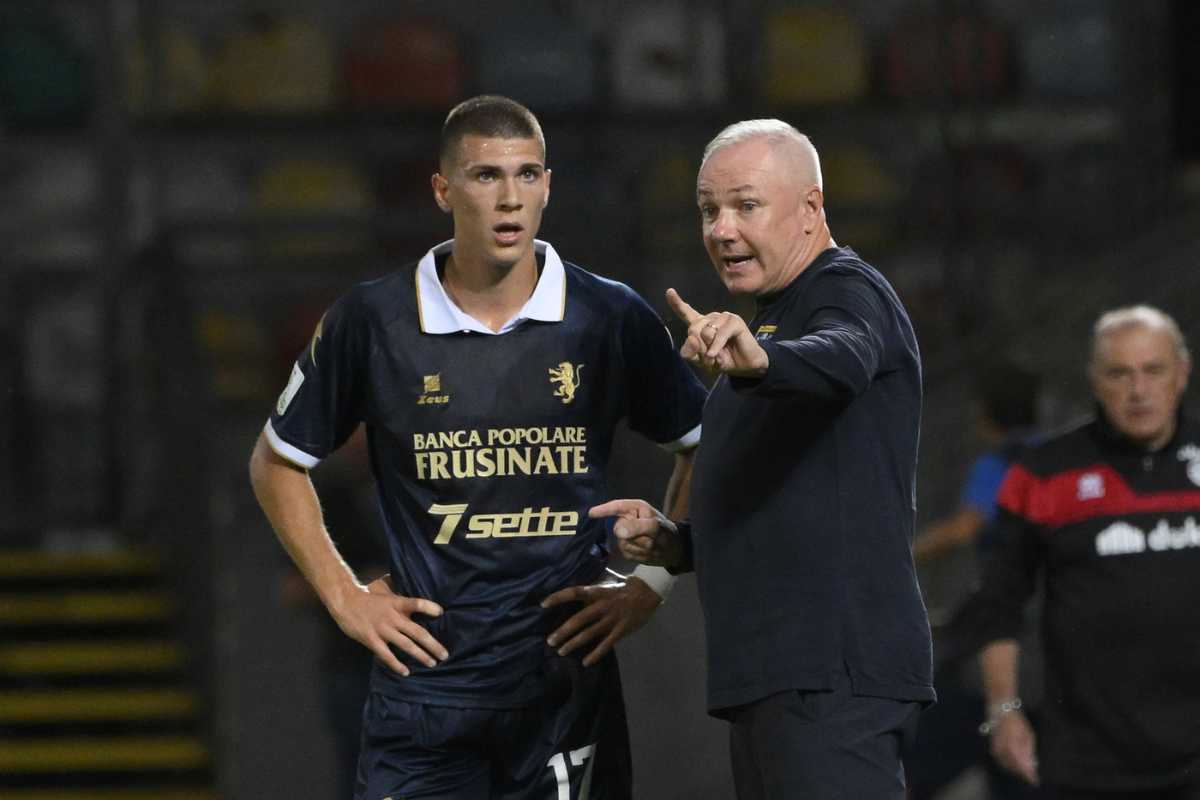 L'allenatore Alvini dà indicazioni a un giocatore del Frosinone