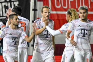 Kane congratulato dai compagni dopo un gol