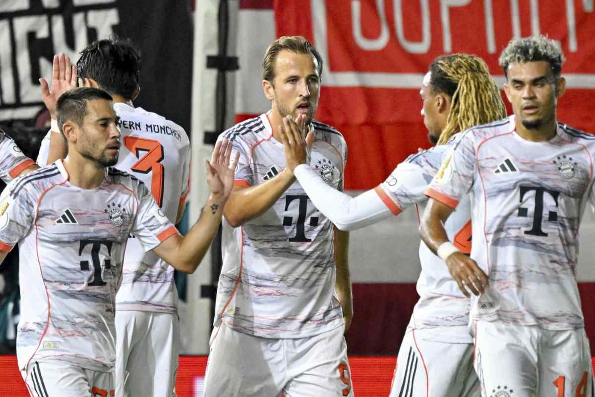 Kane congratulato dai compagni dopo un gol