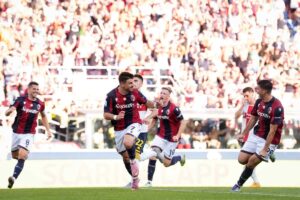 i giocatori del Bologna esultano dopo il gol di Orsolini